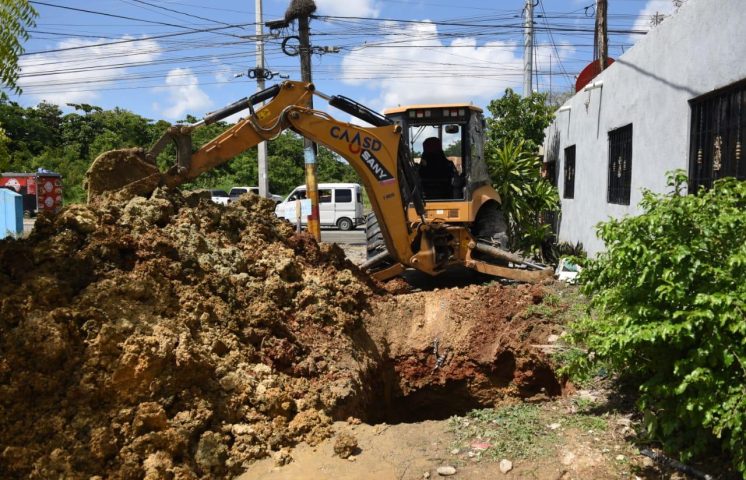 Camión perfora tubería de un acueducto e interrumpe el suministro de agua en SDE