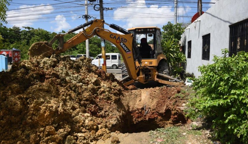 Camión perfora tubería de un acueducto e interrumpe el suministro de agua en SDE