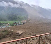 Momento de colapso de glaciar en los Alpes suizos; un pueblo quedó destruido