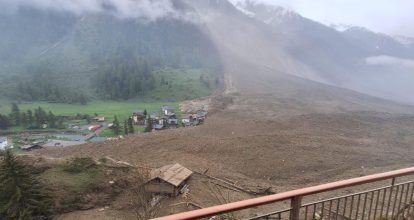 Momento de colapso de glaciar en los Alpes suizos; un pueblo quedó destruido
