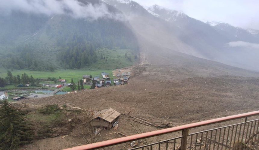 Momento de colapso de glaciar en los Alpes suizos; un pueblo quedó destruido
