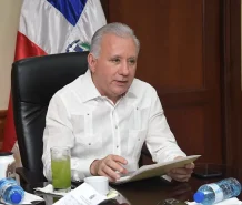 Senador exige al Gobierno detener desalojos forzosos en barrios de Santo Domingo