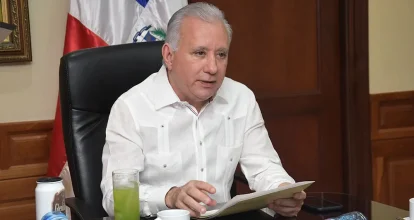 Senador exige al Gobierno detener desalojos forzosos en barrios de Santo Domingo