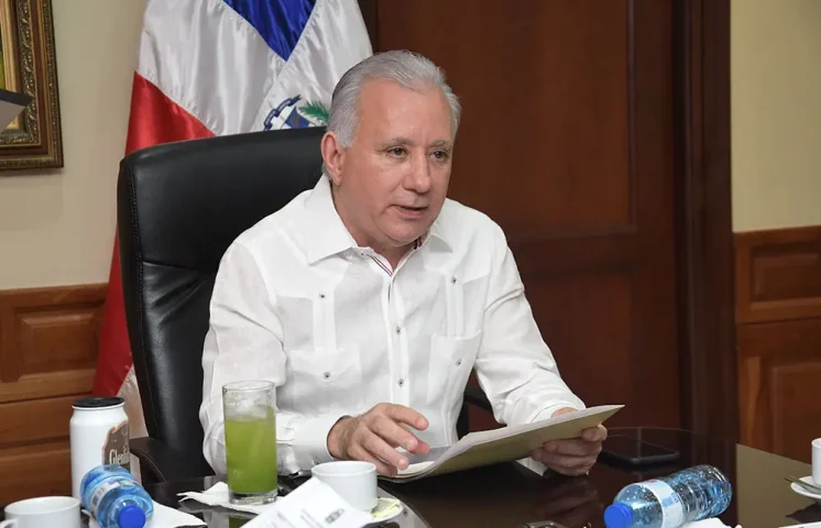 Senador exige al Gobierno detener desalojos forzosos en barrios de Santo Domingo