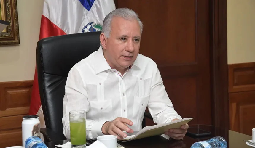 Senador exige al Gobierno detener desalojos forzosos en barrios de Santo Domingo