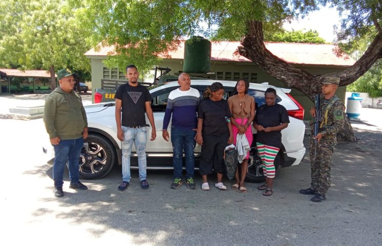 Detienen dos dominicanos por transportar haitianas indocumentadas en San Juan