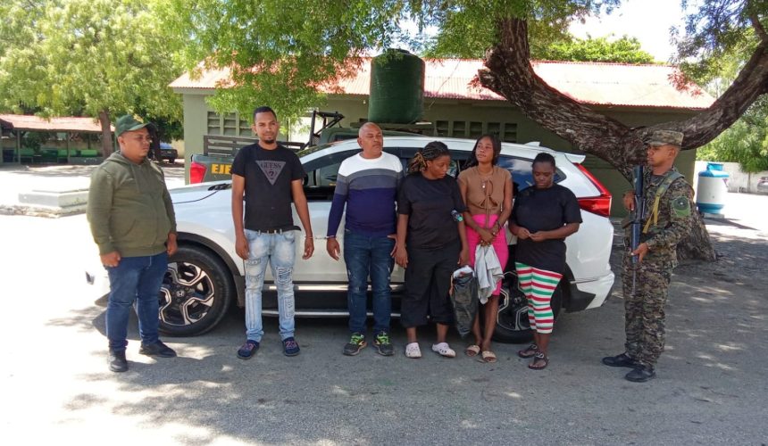 Detienen dos dominicanos por transportar haitianas indocumentadas en San Juan