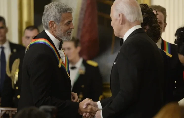 Un libro sobre el deterioro de Biden narra que fue incapaz de reconocer a George Clooney