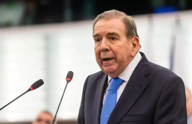 Opositor venezolano Edmundo González sale del hospital recuperado de una bajada de tensión 