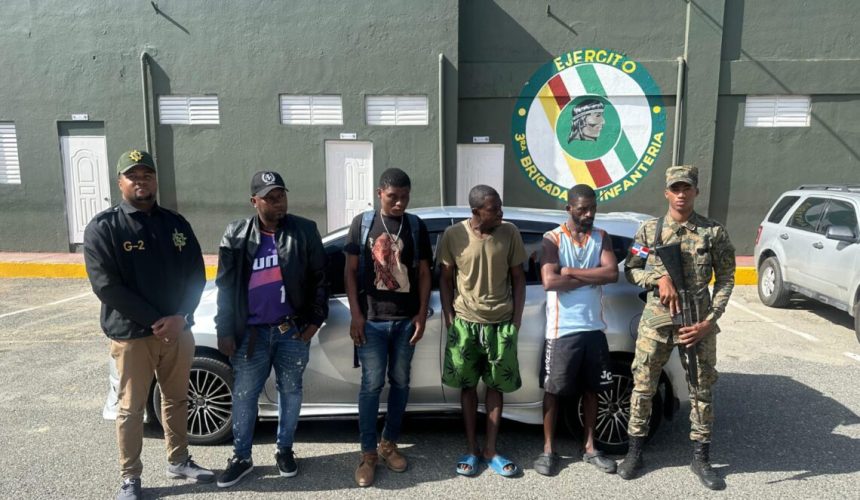 Detienen tres haitianos indocumentados en San Juan; iban escondidos en el baúl de un carro
