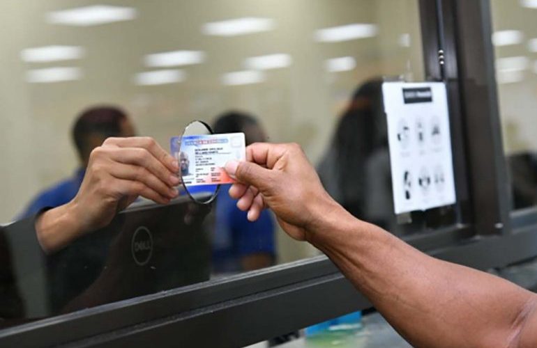 España agiliza canje de licencias para dominicanos y otros 32 países