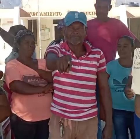Ex empleados del Limón exigen pago de prestaciones laborales tras más de un año de desvinculación