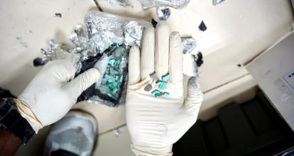Decomisan más de 2,500 pastillas de presumible éxtasis escondidas en una bocina