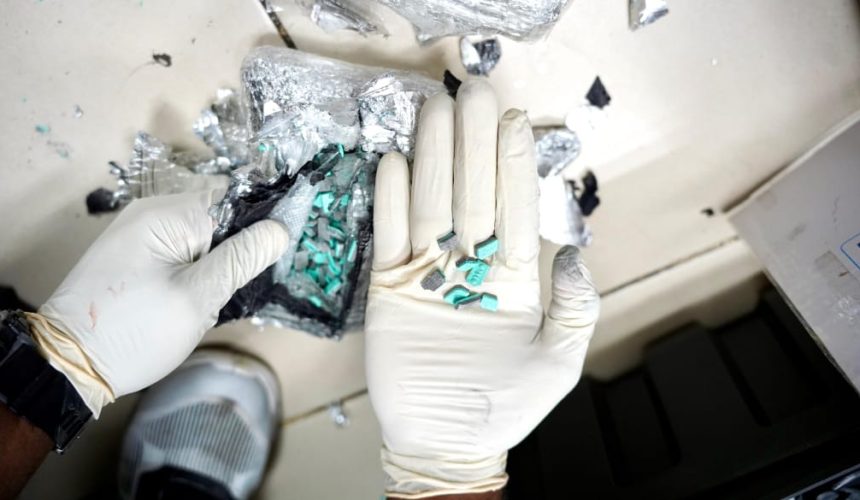 Decomisan más de 2,500 pastillas de presumible éxtasis escondidas en una bocina