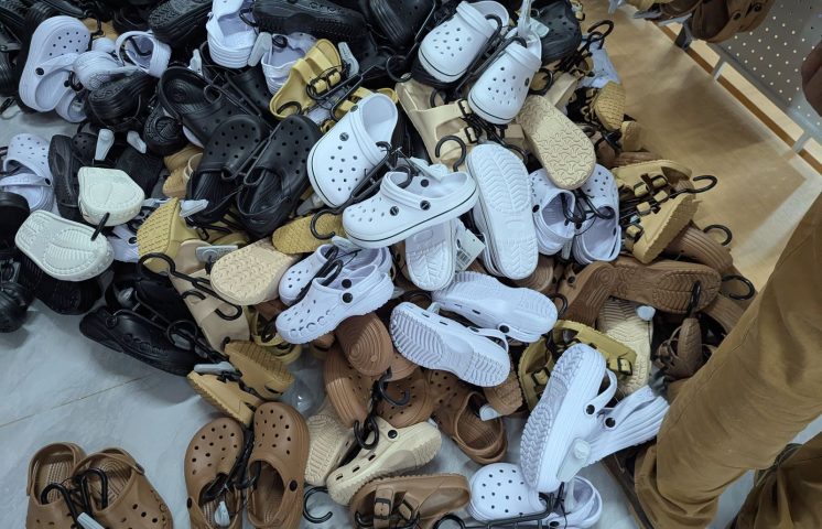 Allanan tienda por supuesta venta de mercancía falsificada en La Vega