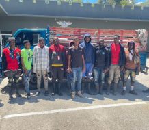 Arrestan camionero por transportar 13 haitianos indocumentados en Independencia