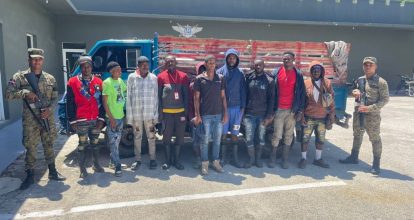 Arrestan camionero por transportar 13 haitianos indocumentados en Independencia
