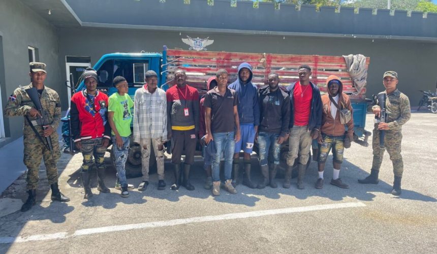 Arrestan camionero por transportar 13 haitianos indocumentados en Independencia