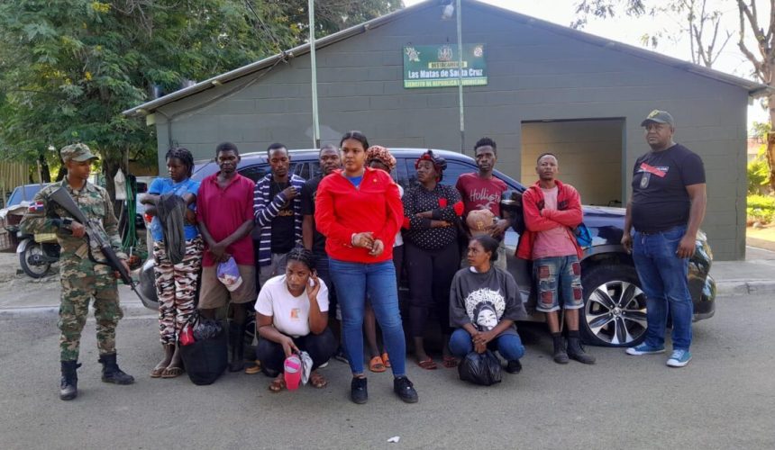 Arrestan dominicana transportando 10 haitianos indocumentados en Dajabón