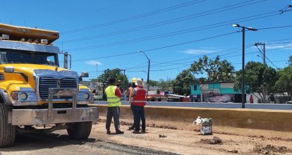 Autoridades intervienen cloaca colapsada frente al Hospital Darío Contreras
