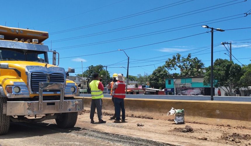 Autoridades intervienen cloaca colapsada frente al Hospital Darío Contreras