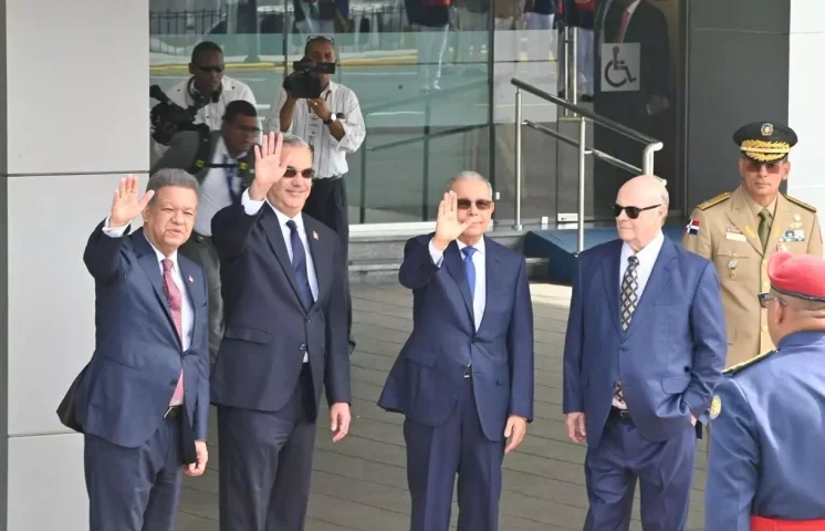Danilo, Leonel e Hipólito ya se encuentran reunidos con Abinader en el MIDE