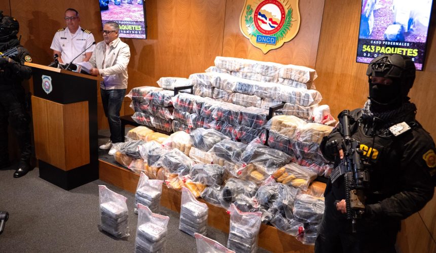 DNCD apresa a tres hombres en Pedernales con 543 paquetes de cocaína en lancha rápida