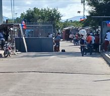 Instalan puerta fronteriza en puente sobre río Masacre: “No es para separar, es para proteger”