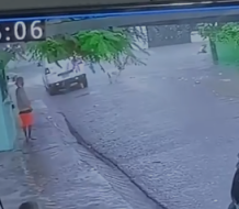 Rescatan con vida a niña de 13 años arrastrada por una alcantarilla en San Cristóbal 