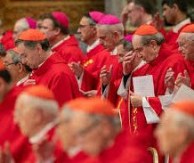 Cardenales que participarán en el cónclave se encuentran en Roma