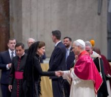 Raquel Peña participa en misa inaugural del del Papa León XIV en el Vaticano
