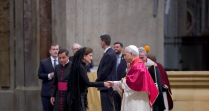 Raquel Peña participa en misa inaugural del del Papa León XIV en el Vaticano