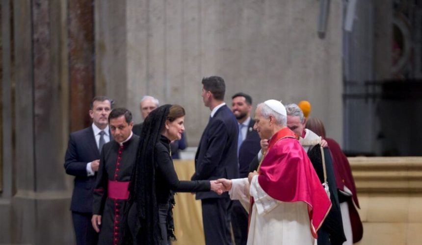 Raquel Peña participa en misa inaugural del del Papa León XIV en el Vaticano