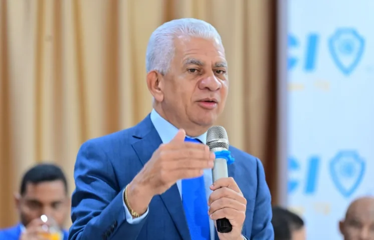 Ricardo de los Santos propone Ministerio de la Familia en lugar de Ministerio del Hombre