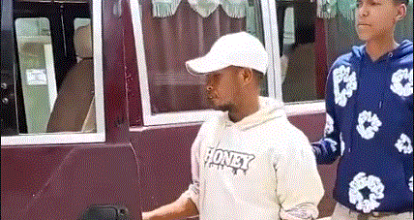 Arrestan chofer y cobrador de guagua por transportar haitianos indocumentados en San Juan