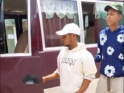 Arrestan chofer y cobrador de guagua por transportar haitianos indocumentados en San Juan