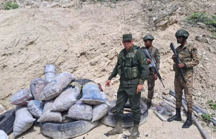 Autoridades incautan carbón y cigarrillos ilegales en operativo en Jimaní