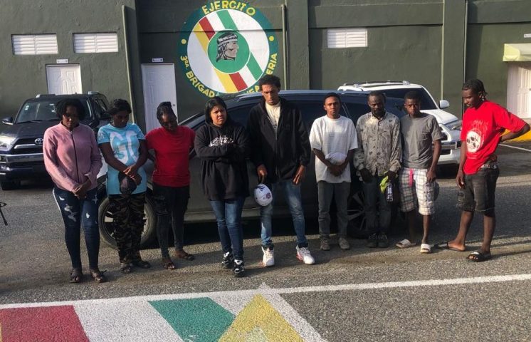 Apresan sargento y raso del Ejército transportando haitianos indocumentados en San Juan