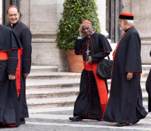 Cardenales se toman un día de recogimiento antes del cónclave del 7 de mayo 