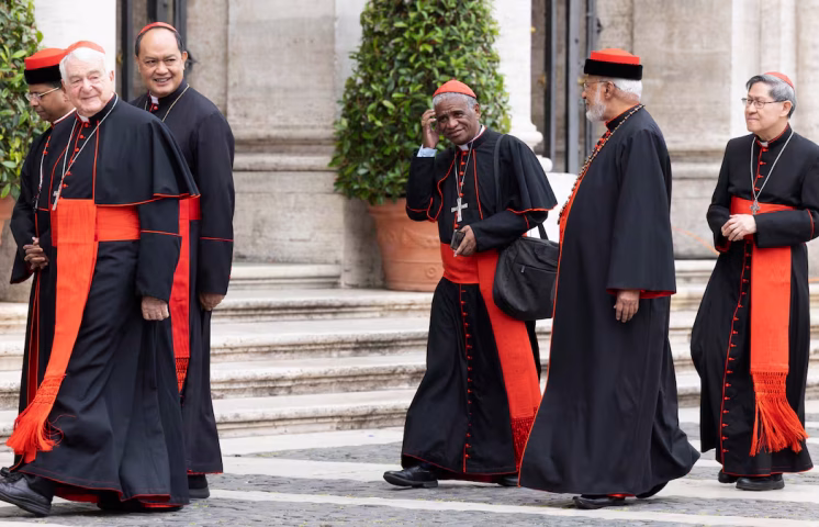 Cardenales se toman un día de recogimiento antes del cónclave del 7 de mayo 