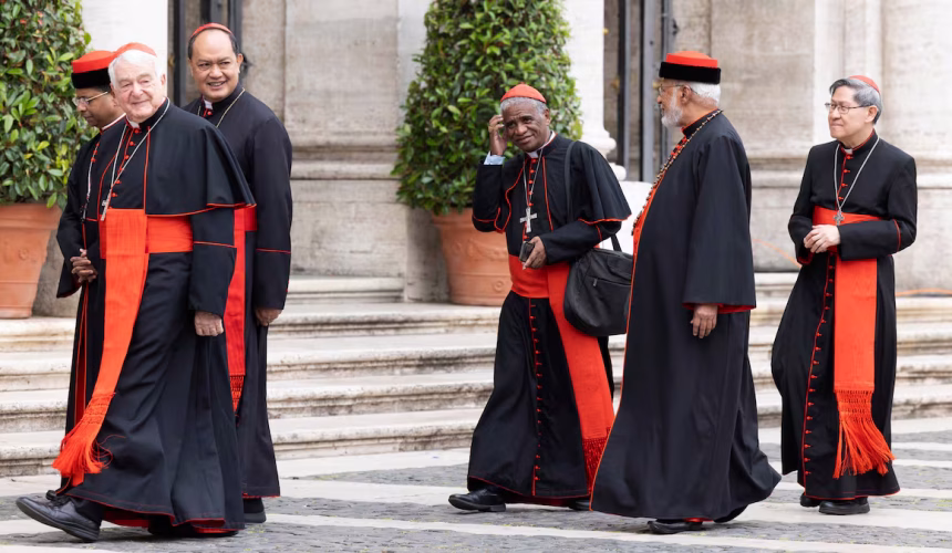 Cardenales se toman un día de recogimiento antes del cónclave del 7 de mayo 