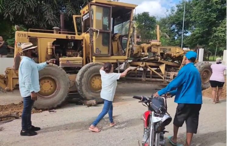 Moradores de La Vigía en Dajabón exigen debido al deterioro de la carretera 