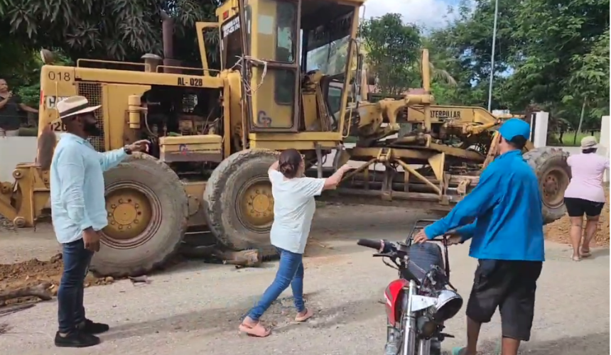 Moradores de La Vigía en Dajabón exigen debido al deterioro de la carretera 