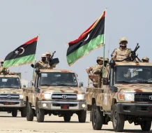 Escalada militar en la capital de Libia: Muere el líder de una poderosa milicia y piden a los ciudadanos permanecer en casa