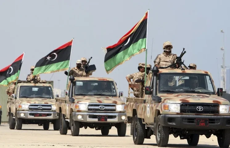 Escalada militar en la capital de Libia: Muere el líder de una poderosa milicia y piden a los ciudadanos permanecer en casa