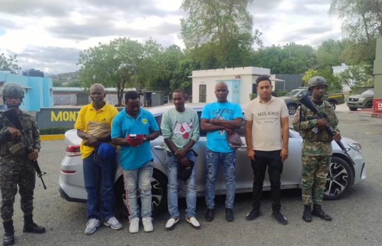 Detienen dominicano que transportaba cuatro haitianos indocumentados en Azua