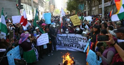 Seguidores de Evo Morales marchan e intentan inscribir su candidatura presidencial a la fuerza