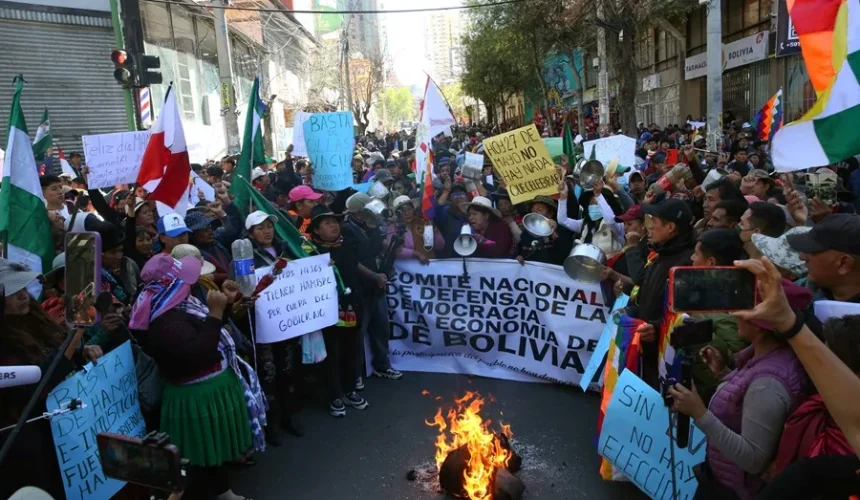 Seguidores de Evo Morales marchan e intentan inscribir su candidatura presidencial a la fuerza
