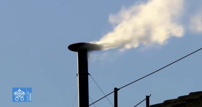 Habemus Papam: sale fumata blanca por chimenea Capilla Sixtina