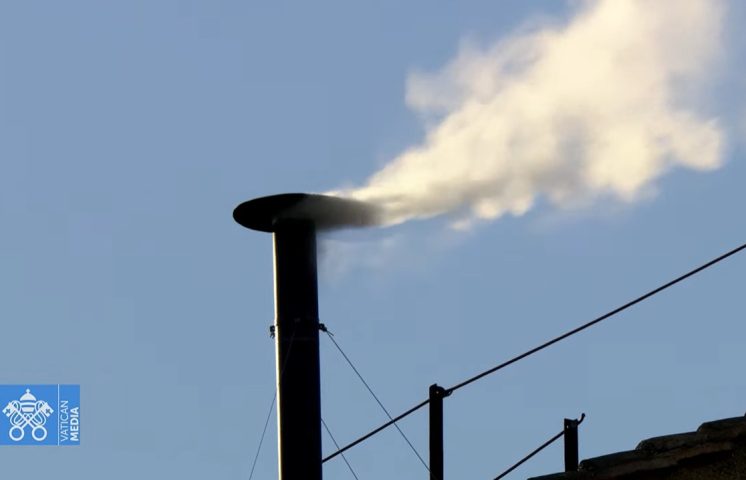 Habemus Papam: sale fumata blanca por chimenea Capilla Sixtina